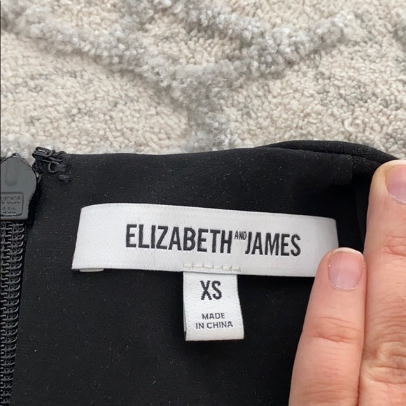 A dress - Picture 3 of 4